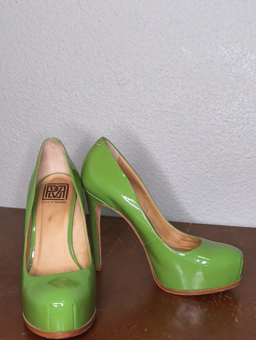 Pour La Victoire Olive Green Patent Leather Platform Pumps Size 8.5 AP